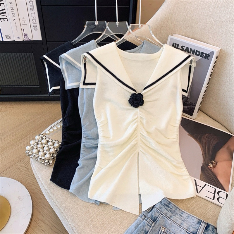 Lisa พร้อมส่ง เสื้อท็อปแขนกุดผู้หญิง ผ้าไหมพรม แต่งดอกไม้หน้าอก ดีเทลคอปกใหญ่ ทรงทหารเรือ แมทซ์ได้หลายชุด สไตล์เกาหลี