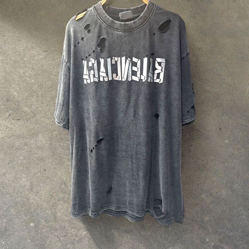 เสื้อยืดแต่งขาด ตัวอักษรสีเงิน อก44-46" ยาว29" คอฟิต ผ้าฟอกคอตตอน