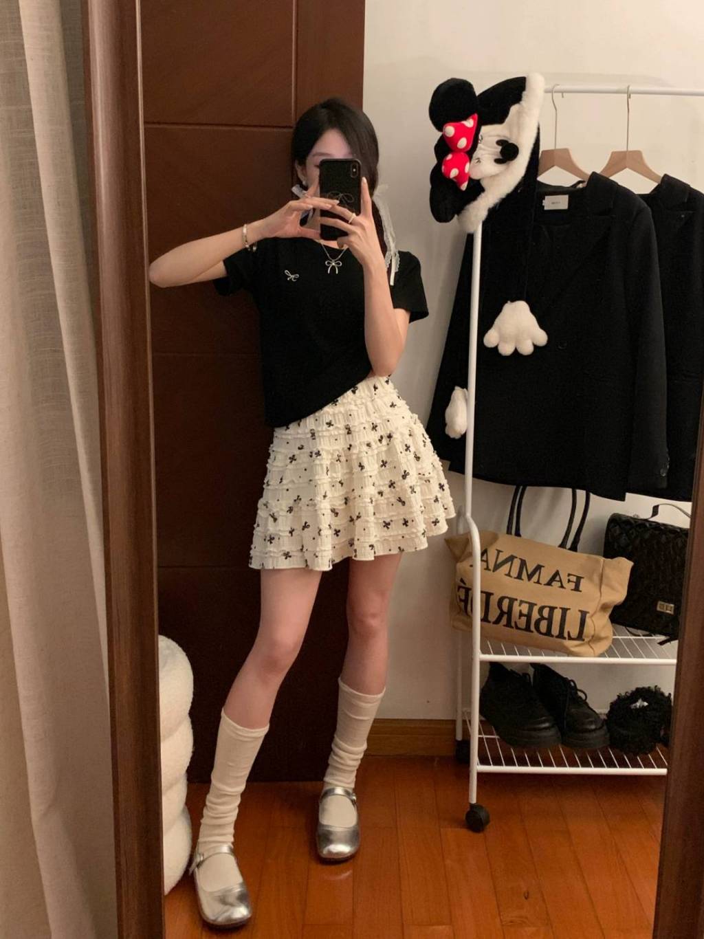 Vogue🌟พร้อมส่ง🌟 กระโปรงขาสั้น เอวสม๊อค ดีเทลลายโบว์ทั้งตัว ขอบลูกไม้ (1059-G) - รูปที่ 3