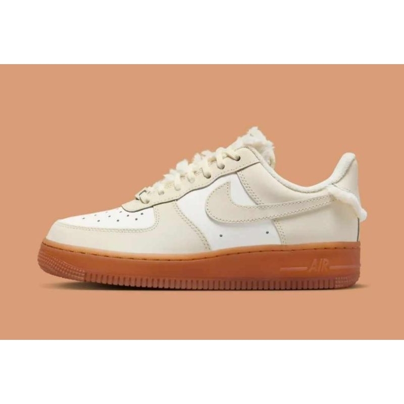 ใหม่มือ 1 ของแท้  Nike Air Force 1 ‘07 LX  พร้อมป้ายกล่อง
