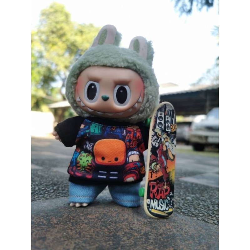 ชุดตุ๊กตา​ Labubu เสื้อ+กางเกง+เสกตบอร์ด(สุ่มลาย)​