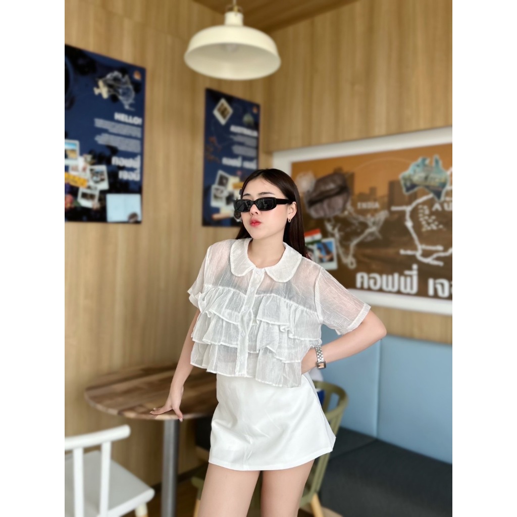Venus Shirt เสื้อครอปคอบัวแขนสั้นเล่นดีเทลระบายสามชั้นด้านหน้า ติดกระดุมตามสีเสื้อน่ารักมากๆ