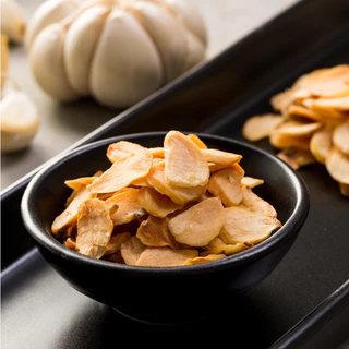 กระเทียมเจียวแผ่น ตราอารี ถุง100g Sliced Fried Garlic กระเทียมเจียวแผ่นสำหรับทำอาหาร ข้าวผัดกระเทียม