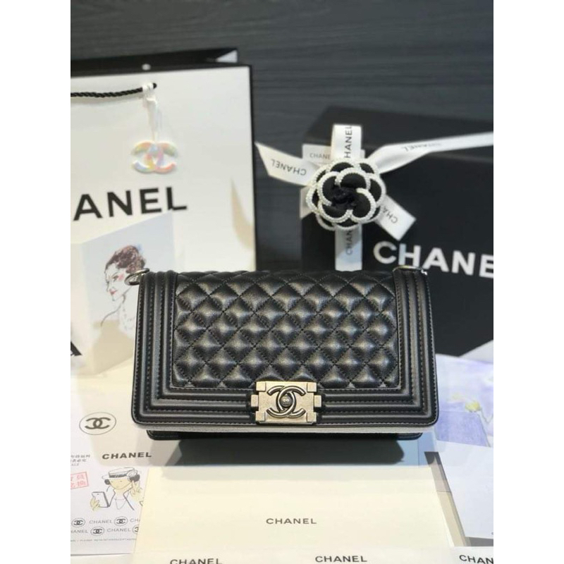 กระเป๋า Chanel boy รุ่น 25 เซนติเมตร (ขนาดประมาณ 10 นิ้ว) gift with premium หนังแท้