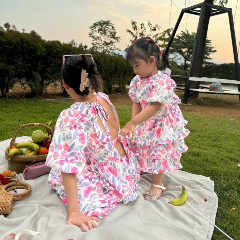 [ ส่งฟรี ] ชุดครอบครัว พ่อแม่ลูก ชุดคู่แม่ลูก ชุดเดรสเจ้าหญิง ลายดอกไม้สีชมพู เสื้อเด็ก mild.Paint