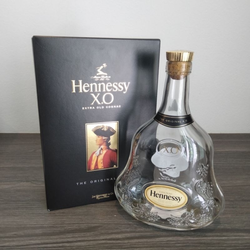 ขวดเปล่า Hennessy XO เพื่อการสะสมขวดเหล้าเก่า ลวดลายสวย ทรงคุณค่า น่าสะสม เป็นสินค้ามือ 2