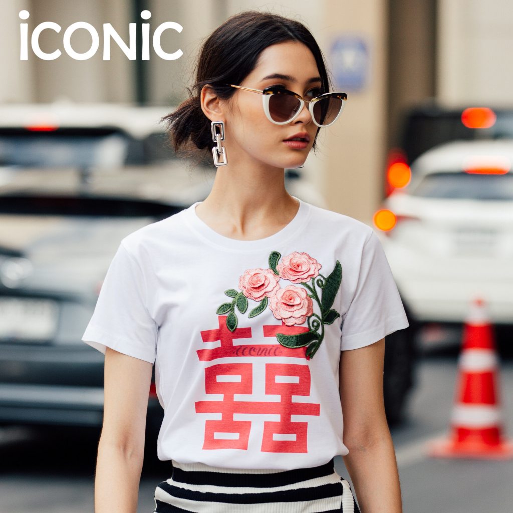 iCONiC FEN SANGHEE T-SHIRT #4750 เสื้อยืด พิมพ์ลาย อักษรจีน สีชมพู ปักดอกไม้ POP UP
