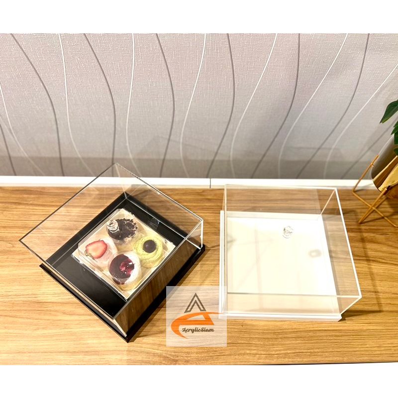 กล่องอะคริลิคครอบเค้กปอนด์ สีใส ขนาด 21x21x12 cm.พร้อมฐาน ครอบเค้ก 1-2 ปอนด์ได้ค่ะ กันหน้าขนมแห้ง กันลม