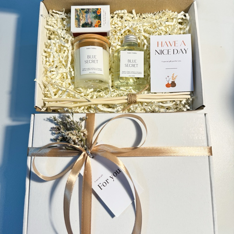 G61 Gift box กล่องสีขาวหูช้าง เทียนหอม 60 ml มีฝาไม้+ไม้หอมกระจายกลิ่น size s โบว์สีน้ำตาล พร้อมช่อดอกไม้, การ์ด, ไม้ขีด
