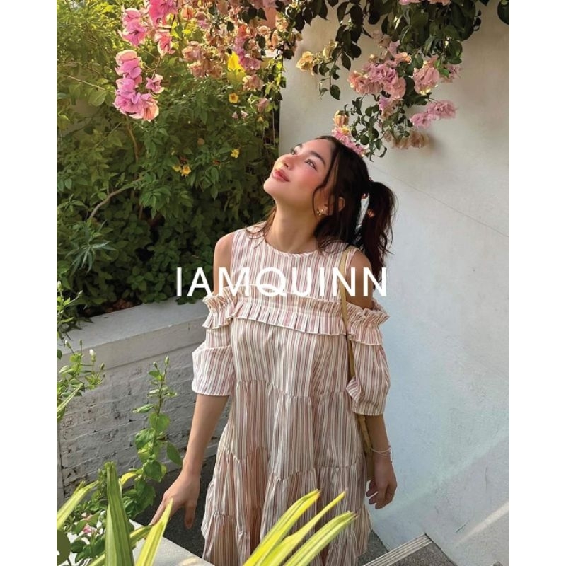 Quinn - Dress ลายทางเปิดไหล่ มาพร้อมระบายช่วงอก ไซส์ S