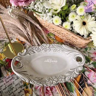 Violet Flamingo [สินค้าพร้อมส่งจากไทย] จานสีขาวสไตล์วินเทจ รุ่น Vintage White จานเซรามิคสลักลายดอกไม้รอบจาน