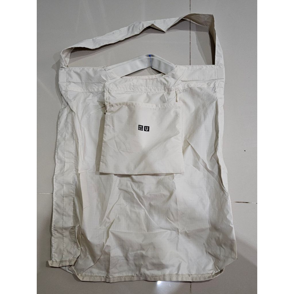 กระเป๋าผ้าร่มสีครีมUniqlo(ยูนิโคล่) Uใหญ่พับเก็บได้