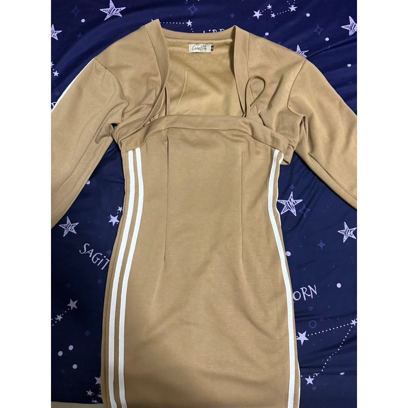 ชุดSet2ชิ้น เสื้อคลุมครึ่งตัวแต่งแถบ+เดรสสายเดี่ยวแต่งแถบข้าง แบบสปอร์ต ป้ายCamelia Boutique