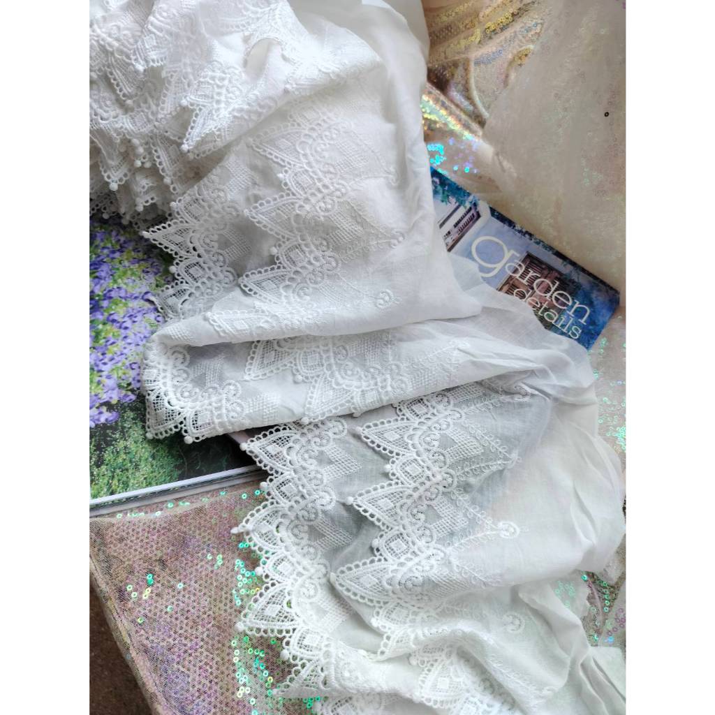 มีสองขนาดให้เลือก 45cm และ 90cm ผ้าลูกไม้ คอตตอน ปักฉลุ ลายดอกไม้เล็ก สีขาวออฟไวท์