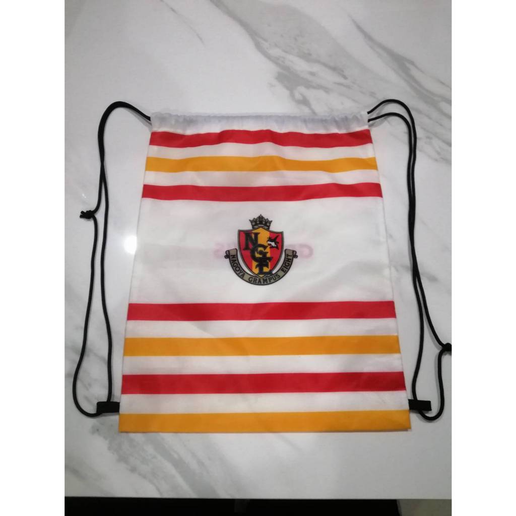 กระเป๋าผ้าหูรูดสะพายหลัง  ลาย NAGOYA GRAMPUS EIGHTbขนาด12x15.5นิ้ว