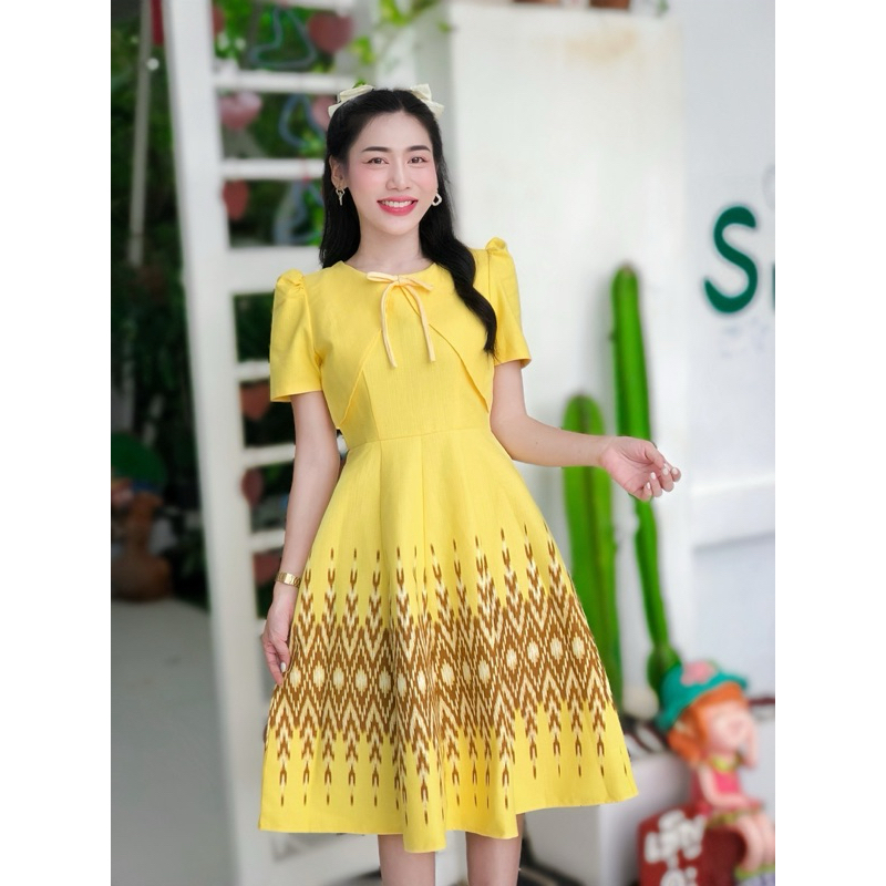 New collection เดรสทรงย้วย8ชิ้นสีเหลืองแต่งโบคอ ผ้าทอเปลือกไม้พิมพ์ลายอัดกาวทั้งชุด ใส่แล้วปัง