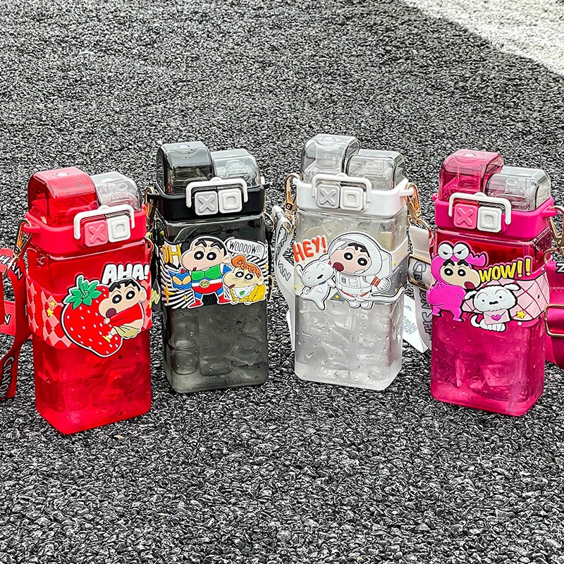 【 แก้วน้ำลายชินจัง 520ml】 ทรงสี่เหลี่ยม 2 หัว มีหลอดดูดในแก้ว สุดน่ารัก แก้วน้ำชินจัง มีฝาปิด แถมสายสะพาย