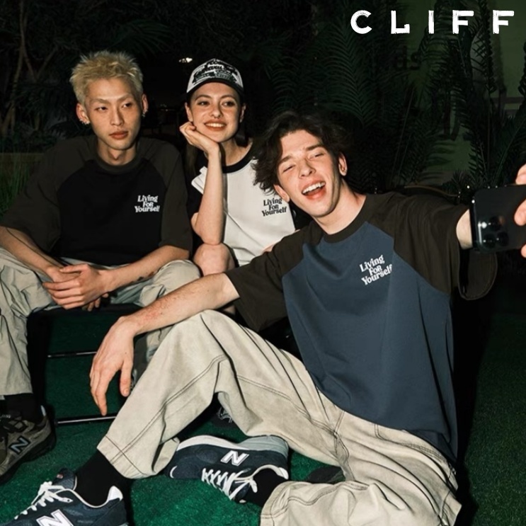 CLIFF เสื้อยืดผู้ชาย แขนสั้นสีผสม เสื้อพิมพ์ลายเรียบง่าย ชุดคู่รัก แบบหลวมสบายๆ