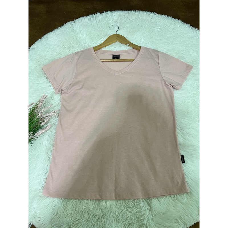 เสื้อยืดสีชมพูอ่อน YUEDPAO คอวี