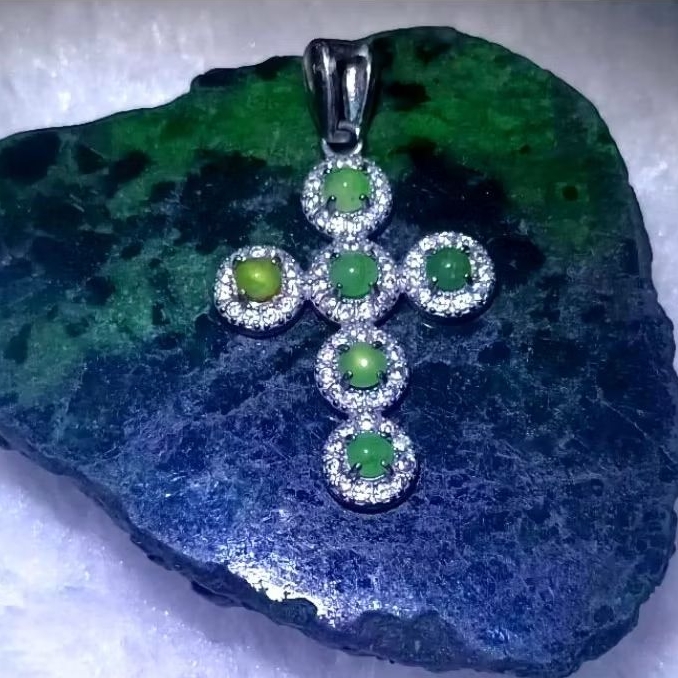 JAP004 จี้หยกเขียวพม่าแท้ทรงไม้กางเขน (Natural A-Jadeite pendant with cross shape from Myanmar)