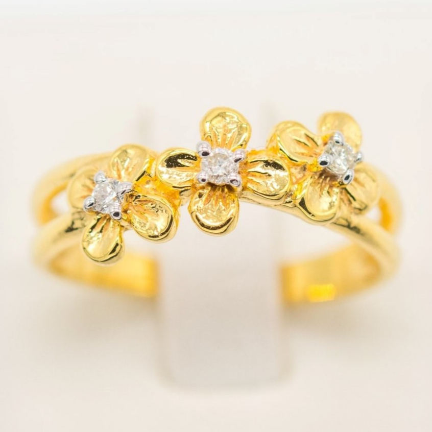 Happy Jewelry แหวนดอกไม้ 3 ดอกเรียงกัน หวานๆ แหวนเพชร เพชรแท้ ทองแท้ 37.5% (9K) ME636