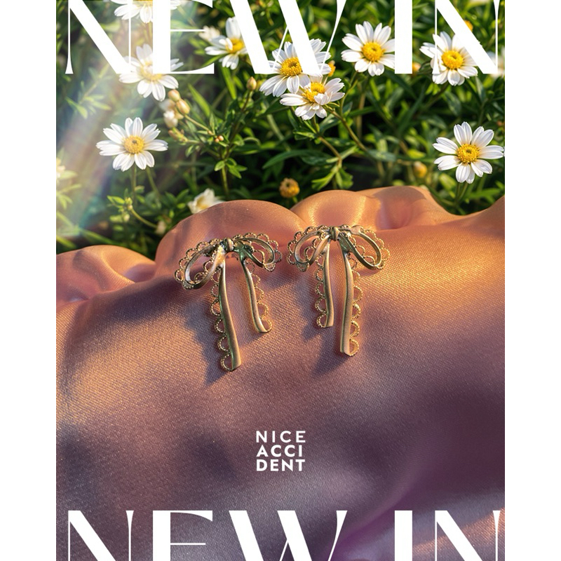 NICE ACCIDENT SILVER BOW LACE EARRINGS STUD | ต่างหูโบว์สีเงิน สวยหวานละมุน ลูกเล่นน่ารัก
