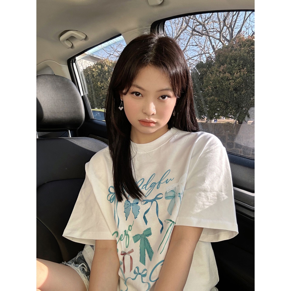 Basi พร้อมส่ง เสื้อยืด oversize คอกลม แขนสั้น ลายโบว์สุดฮิต ผ้าคอตตอน100% ใส่สบาย มินิมอล น่ารัก แฟชั่นสไตล์เกาหลี