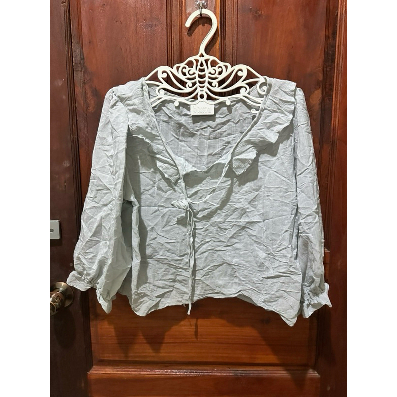 เสื้อสีขาวอมฟ้าคอผูก size L ป้าย 3n