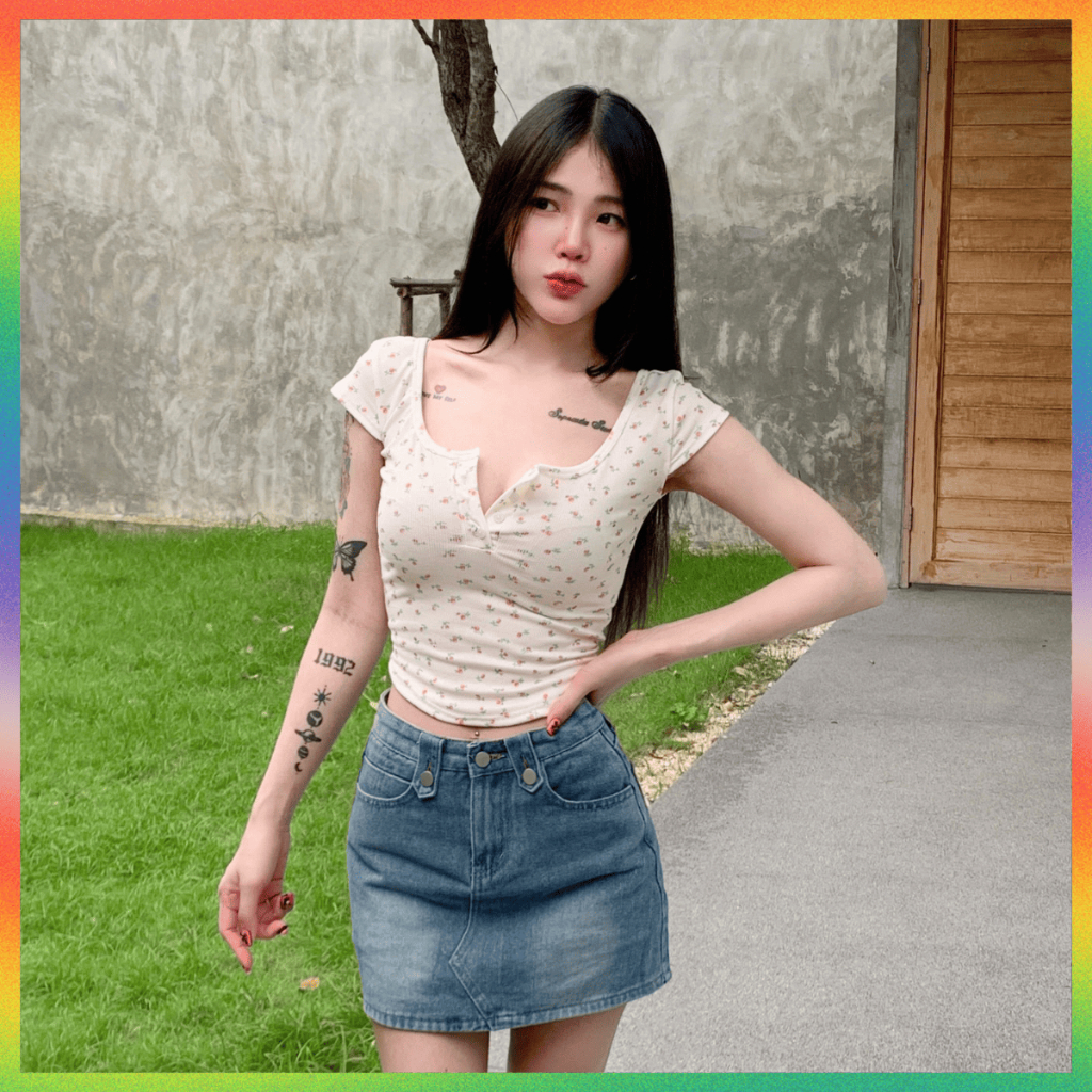MesubShop เสื้อครอปรัดรูป ผ้ายืดใส่ง่าย ลายดอกไม้ กระดุมใช้งานได้จริง แขนเว้าช่วงพรางหุ่น สายคาเฟ่ต้องมี รุ่น ส้มเช้ง