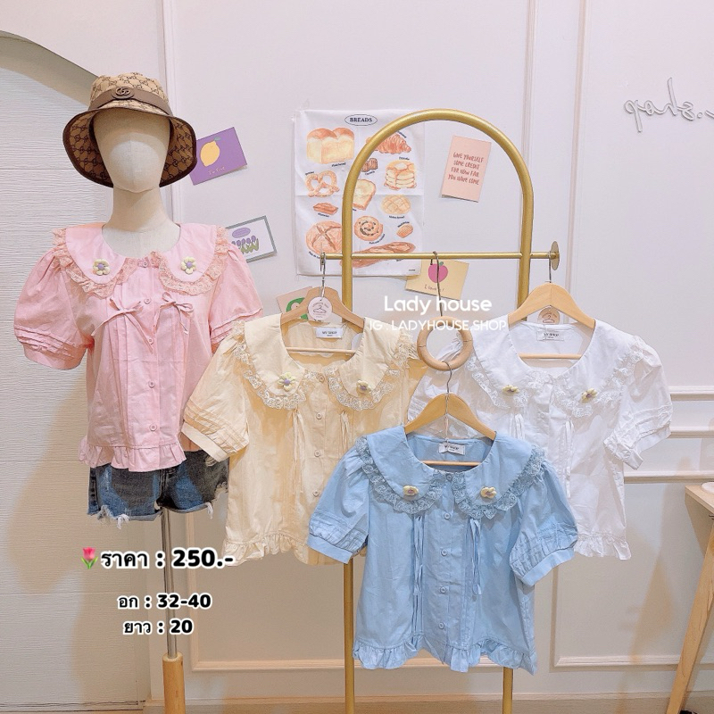 เสื้อคอบัว ตีเกล็ดช่วงกลาง/เเขน ที่ปกมีเข็มกลัดดอกไม้จิ้วให้ติด