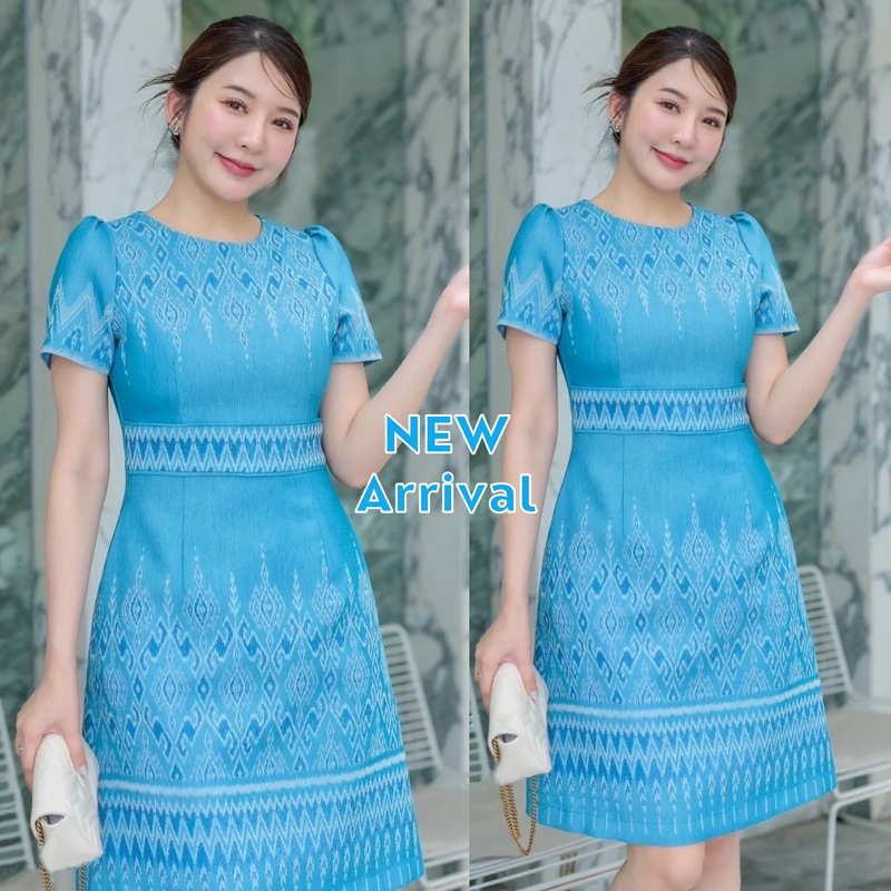 ชุดผ้าไทยสีฟ้าราชินีฯ ผ้าฝ้ายทอลายไทย ออกแบบคอกลมแขนสั้น แต่งกุ้นขอบเอวสูง กระโปรงทรงเอ มีกระเป๋าข้าง งานอัดกาวทั้งชุด