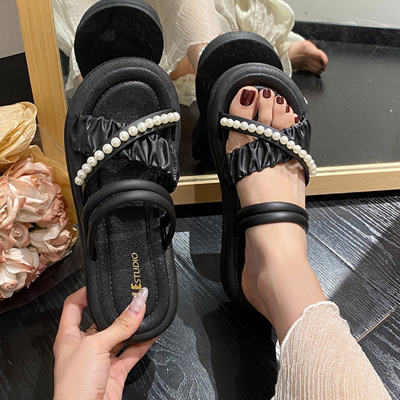 LGShoes ใหม่มาก รองเท้าแตะแบบสวม แต่งดีเทลสายไขว้ ประดับไข่มุกเก๋ๆ สวมใส่สบายดีไซส์สวยมาก พื้นนิ่มสบายเท้า มี 2สีแบบปัง