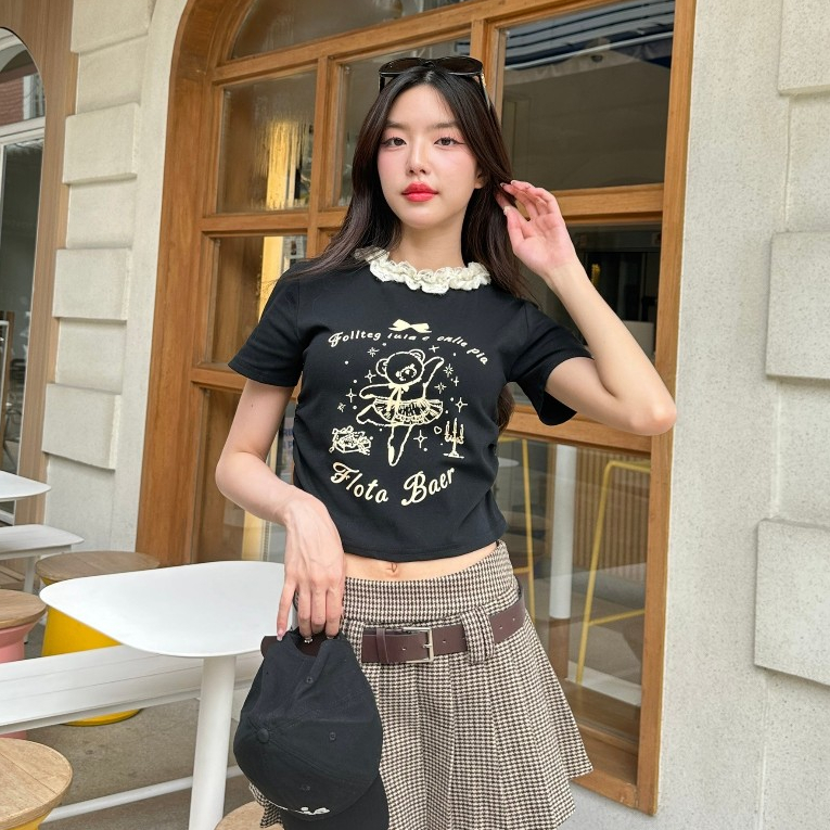 JARINYA เสื้อยืดแต่งยางยืดด้านข้าง งานสกรีนน่ารักๆ ตรงคอเสื้อแต่งลูกไม้ เก๋ๆ  ผ้ายืดเกรดดี (T693)