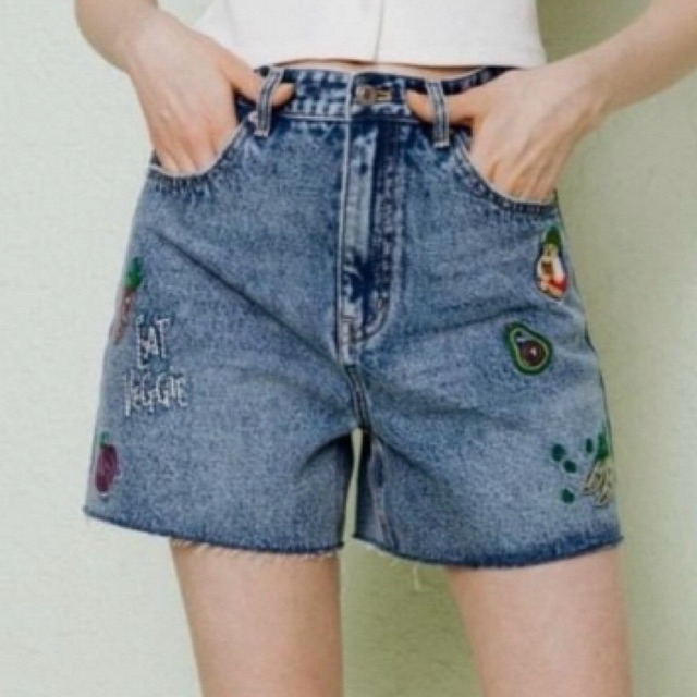 กางเกงยีนส์ขาสั้นเอวสูง ดีเทลแต่งลายการ์ตูนเล็กๆ Teenie Weenie T.W.Bear Embroidered Denim Short เข้า