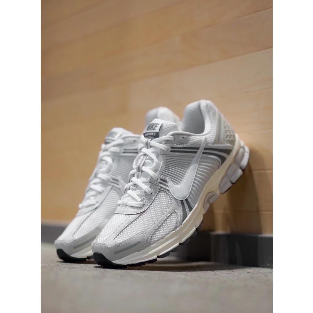 ❤ ของแท้100% รองเท้าผ้าใบ❤ NIKE AIR ZOOM VOMERO 5 FQ6868-111.FQ6868-181.FD0884-025.FD9919-001.FB8825-001 sneakers
