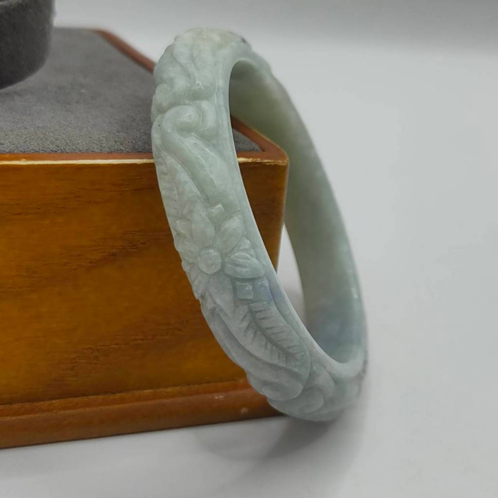 กำไลหยก แกะสลักลายดอกไม้ สำหรับข้อมือเล็ก  ขนาด 52.6 มิล E434