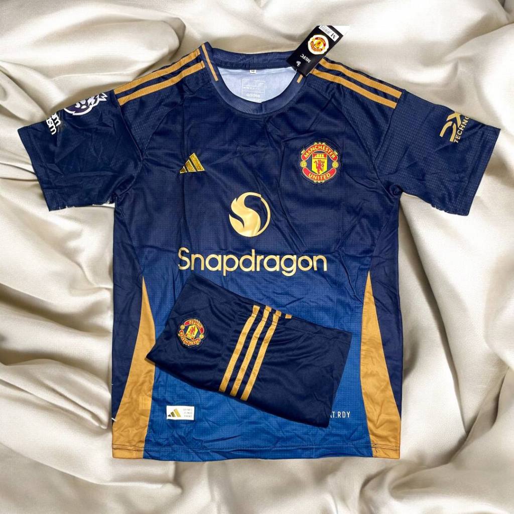 เสื้อฟุตบอล ทีมManu เสื้อพร้อมกางเกงชุดกีฬาใหม่ล่าสุด 2024 กับ 2025 เหลือผ้าดีใส่สบาย