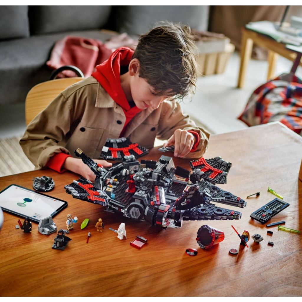LEGO® Star Wars™ The Dark Falcon 75389