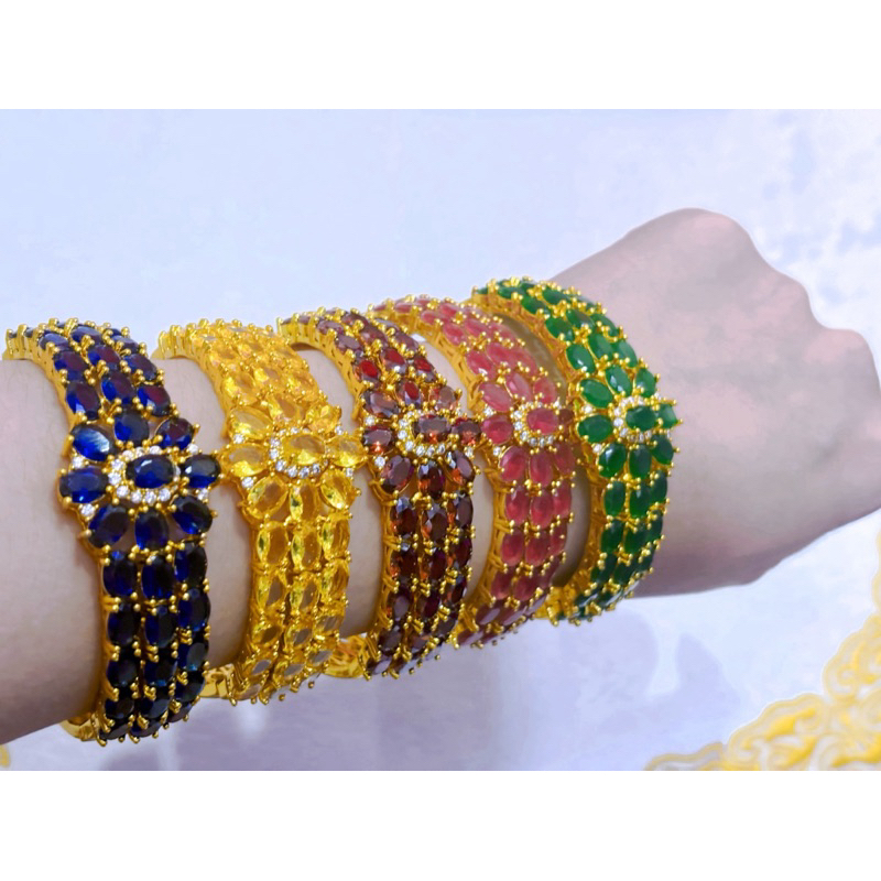 ทองเหลืองชุบทอง CW53 กำไลข้อมือนพเก้าพลอยเรียงสามแถวฝังเพชร งานละเอียดทุกจุด เหมือนแท้