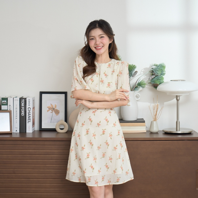 Camellia Dress (Off White) เนื้อผ้ามีดีเทลเป็นคลื่นๆ