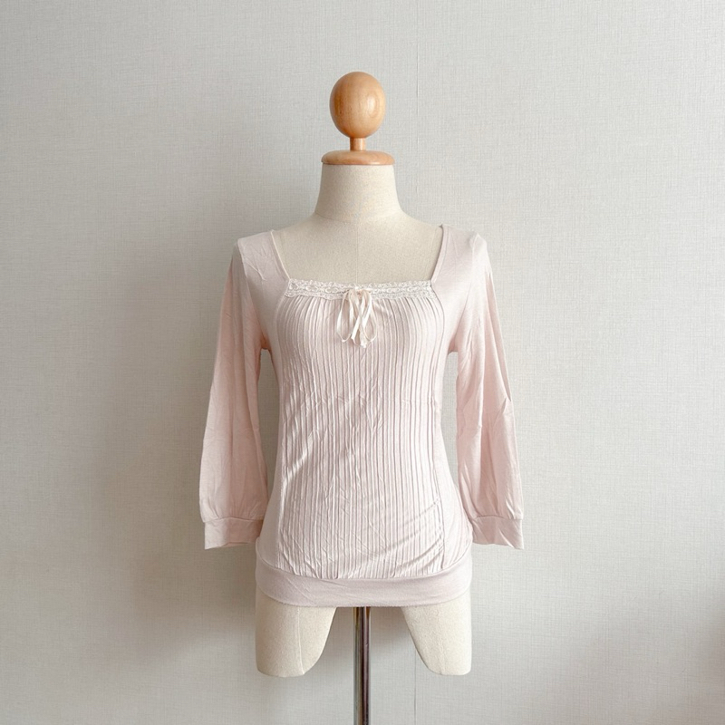 CSL | เสื้อสีชมพูอ่อนคอเหลี่ยมแขนยาว แต่งโบว์ช่วงอก เสื้อมือสอง เสื้อมือสองญี่ปุ่น coquette