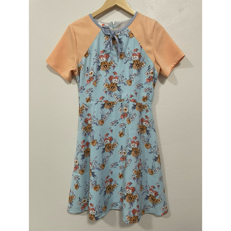 เดรสสีฟ้าลายดอก pyn m