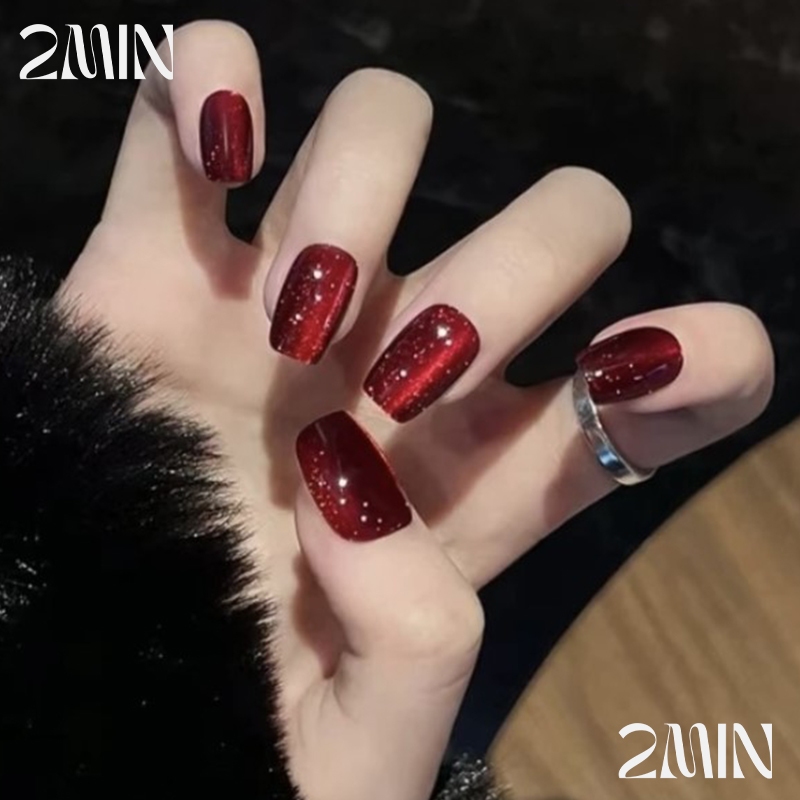 2min เล็บปลอมเจลแท้ แฮนด์เมด ทรงรองเท้าบัลเล่ต์สั้นพิเศษ สีทับทิมแฟลช สไตล์ดาราฮิตมาก ดีไซน์เรียบง่ายโชว์ผิวขาว ใช้ซ้ำได