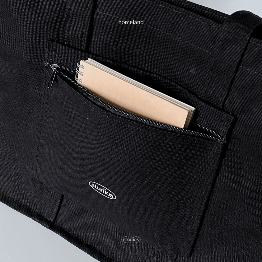 รุ่นใหม่! HOMELAND - กระเป๋าผ้า canvas รุ่น BOX สกรีนรอบใบ / สกรีนโลโก้ มีซิป - สอดกระเป๋าเดินทางได้ (Large) สีครีม / ดำ