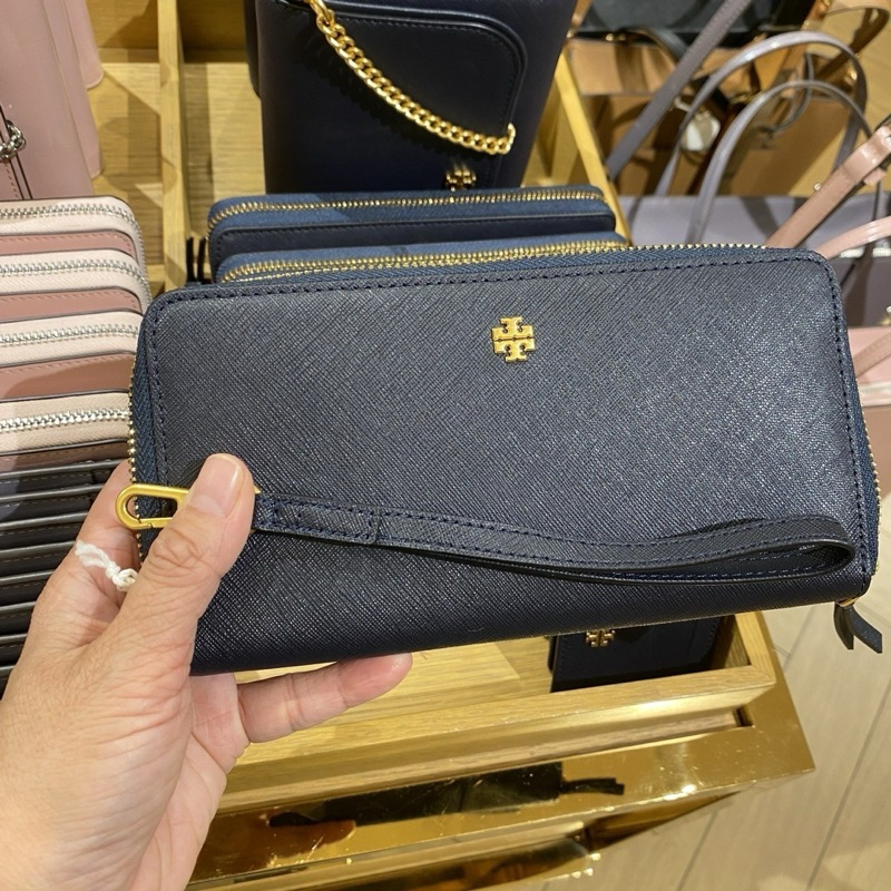 กระเป๋าสตางค์ใบยาว ซิปรอบ สายคล้องมือ หนังสีกรมท่า Tory Burch Emerson Wristlet zip Continental Walle