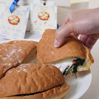 Spinachy (ขนมปังไส้ผักโขม) by Madame Tuang มาดามตวง