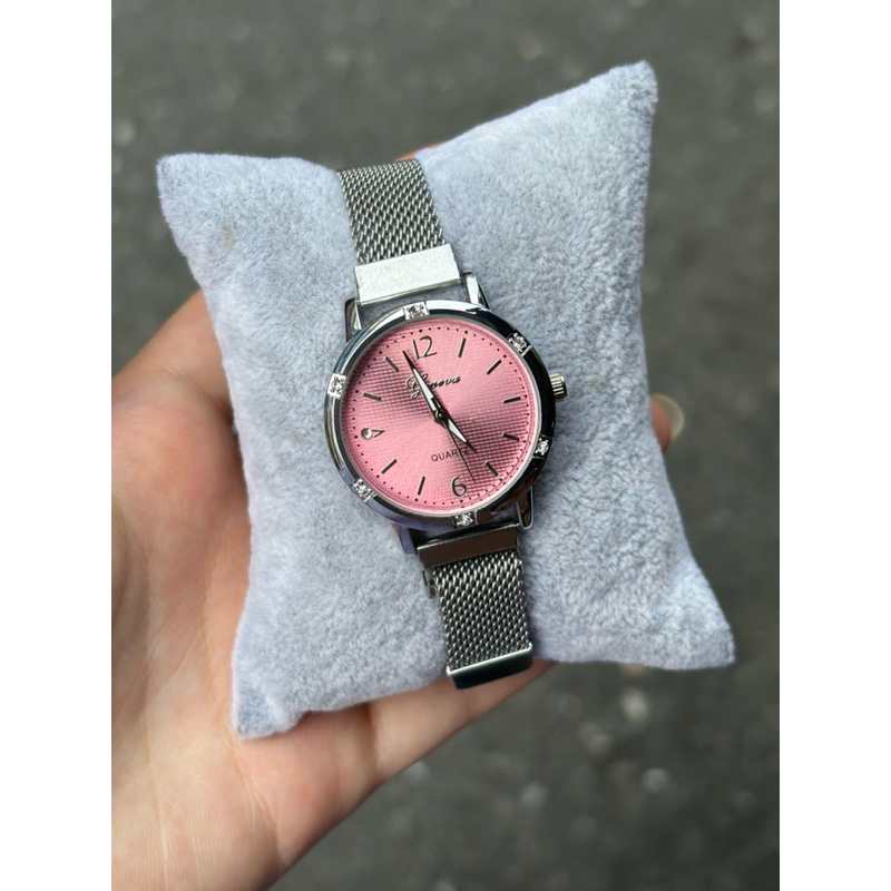 Geneva มี4สีให้เลือก เหมาะสำหรับผู้หญิง ดูเวลาด้วยเข็ม หน้าปัดมีตัวเลข6กับ12 ขอบเป็นเพชร สายเป็นแบบแม่เหล็ก