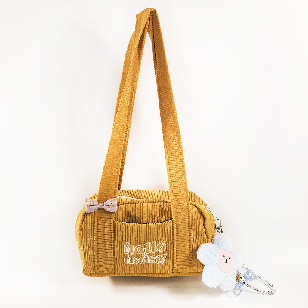 [พร้อมส่ง] Hello Daisy [แบรนด์ไทย] กระเป๋าสะพายข้างผ้าลูกฟูกสีเหลืองมัสตาร์ด สายสะพายยาว  ปักโลโก้กระเป๋าหน้า