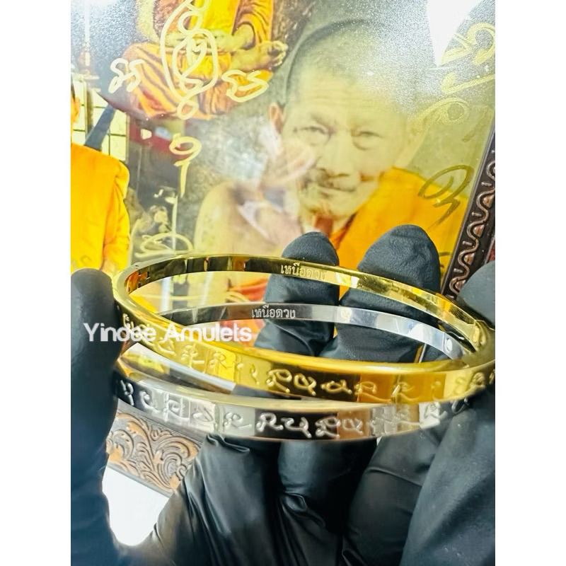 กำไล ลายยันต์เหนือดวง2 ด้านในมีเขียนคำว่าเหนือดวง และมีโค๊ตชัดเจน มีสีเงินและสีทอง(ไม่มีกล่องแต่มีซองแดง)คุ้มค่าคุณภาพดี