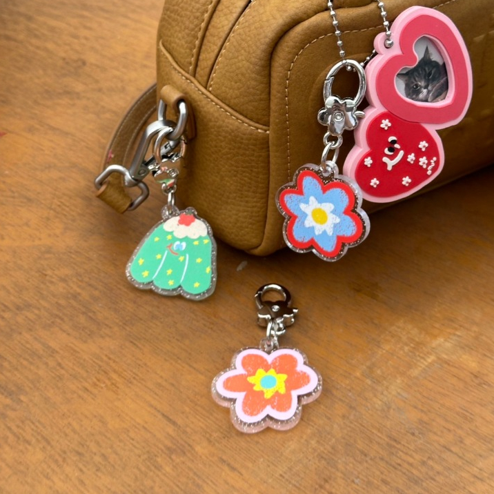 amuse.stuff-flower acrylic glitter keyring พวงกุญแจรูปดอกไม้แบบมีกลิ้ตเตอร์